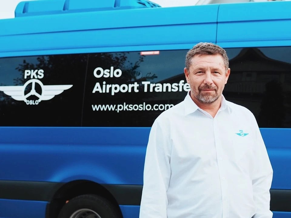 Kierowca PKS Oslo przed busem transferowym